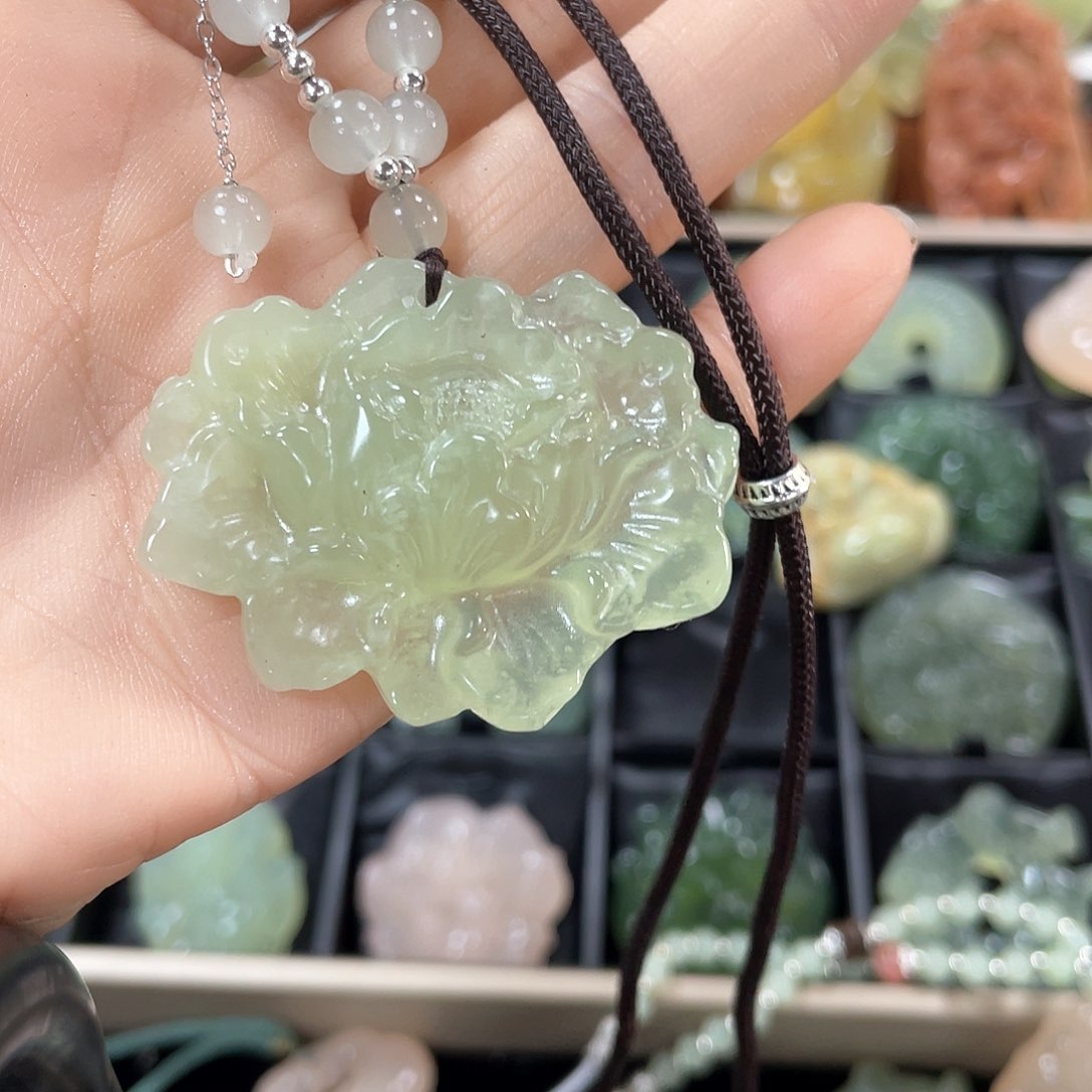 蛇纹石玉颈饰未镶嵌