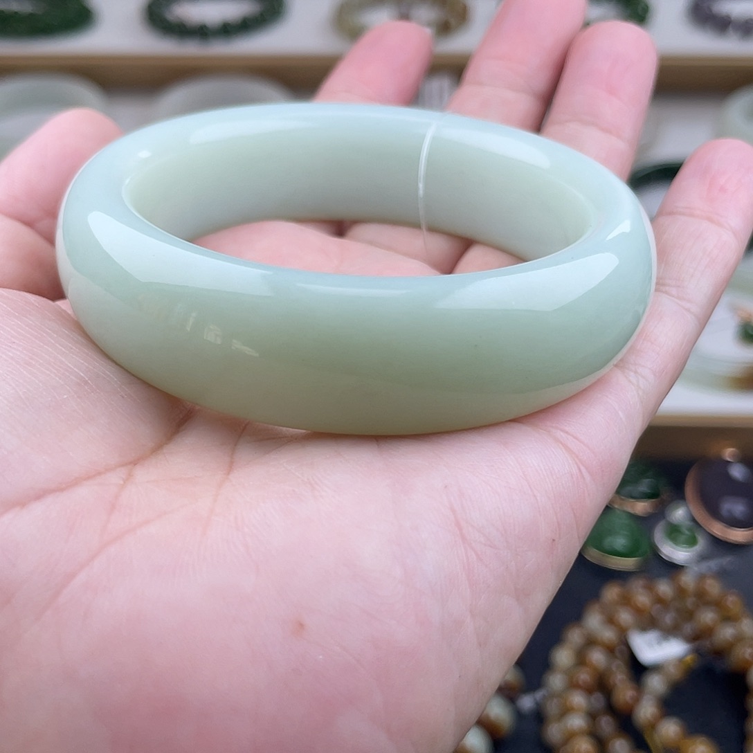 和田玉手镯未镶嵌