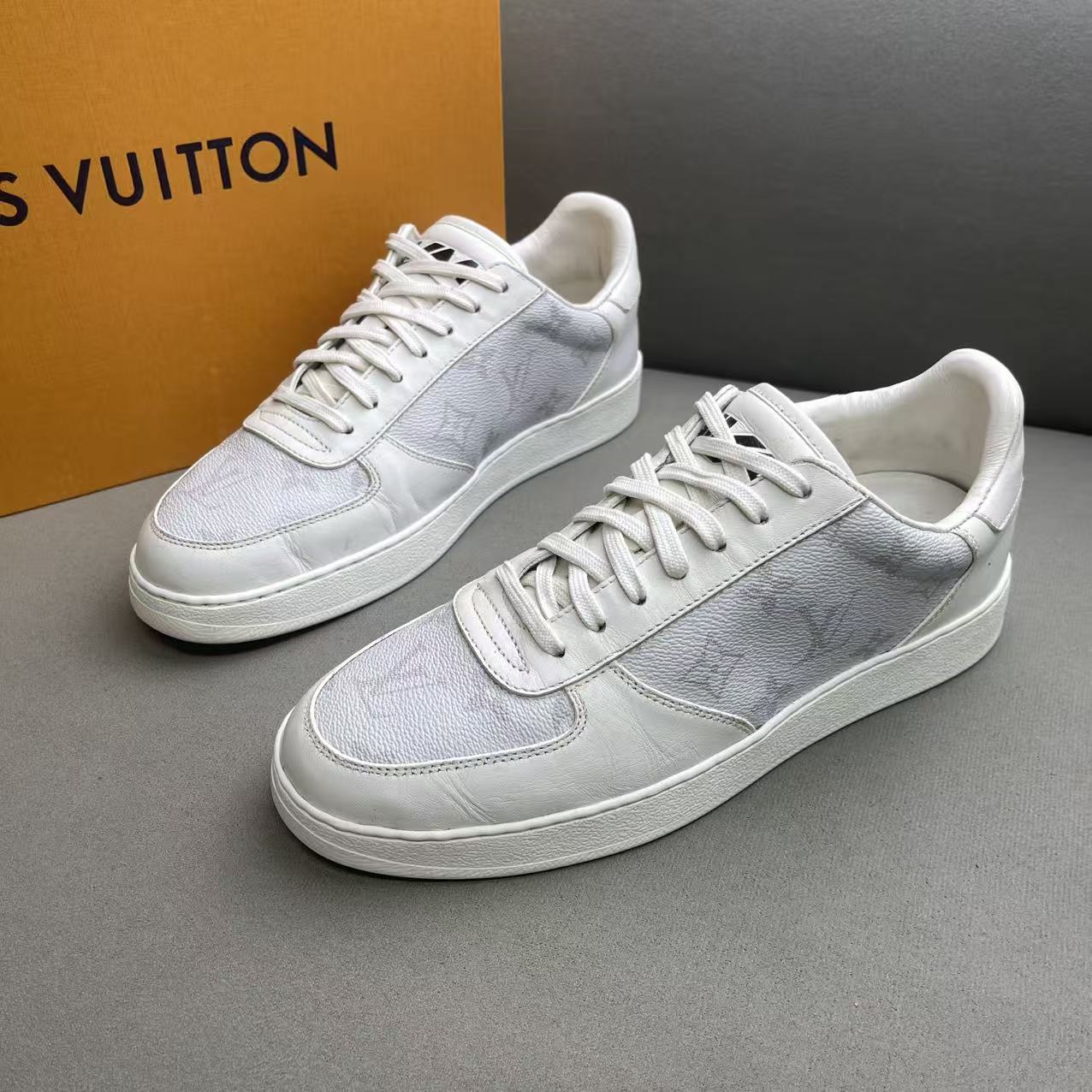 95新 LouisVuitton/路易威登 白色皮面老花满印时尚百搭板鞋 39码