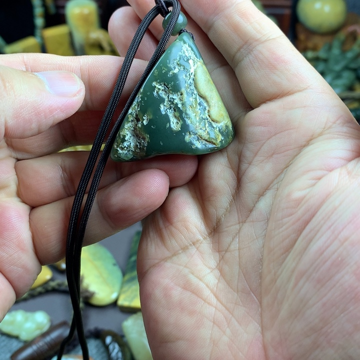 吊坠(赠链)未镶嵌岫岩河磨玉（透闪石质玉）