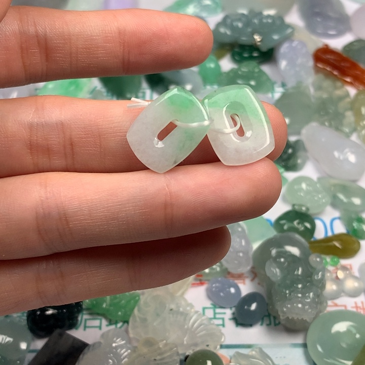 五***。翡翠未镶嵌颈饰翡翠