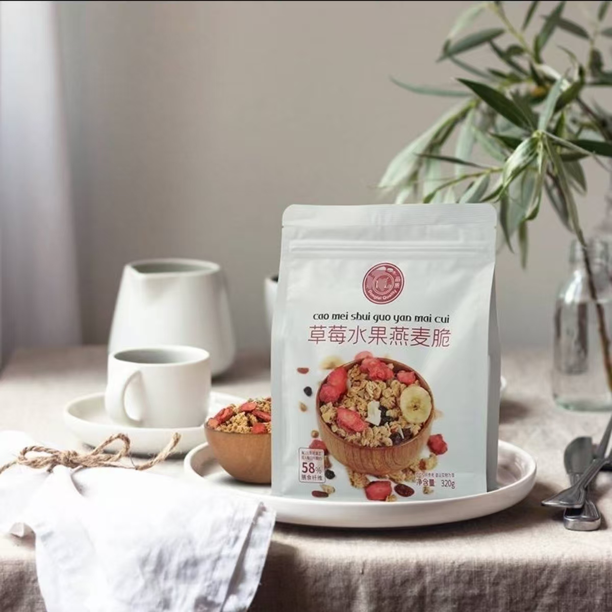 燕麦脆草莓水果每日坚果酸奶燕麦片早餐代餐
