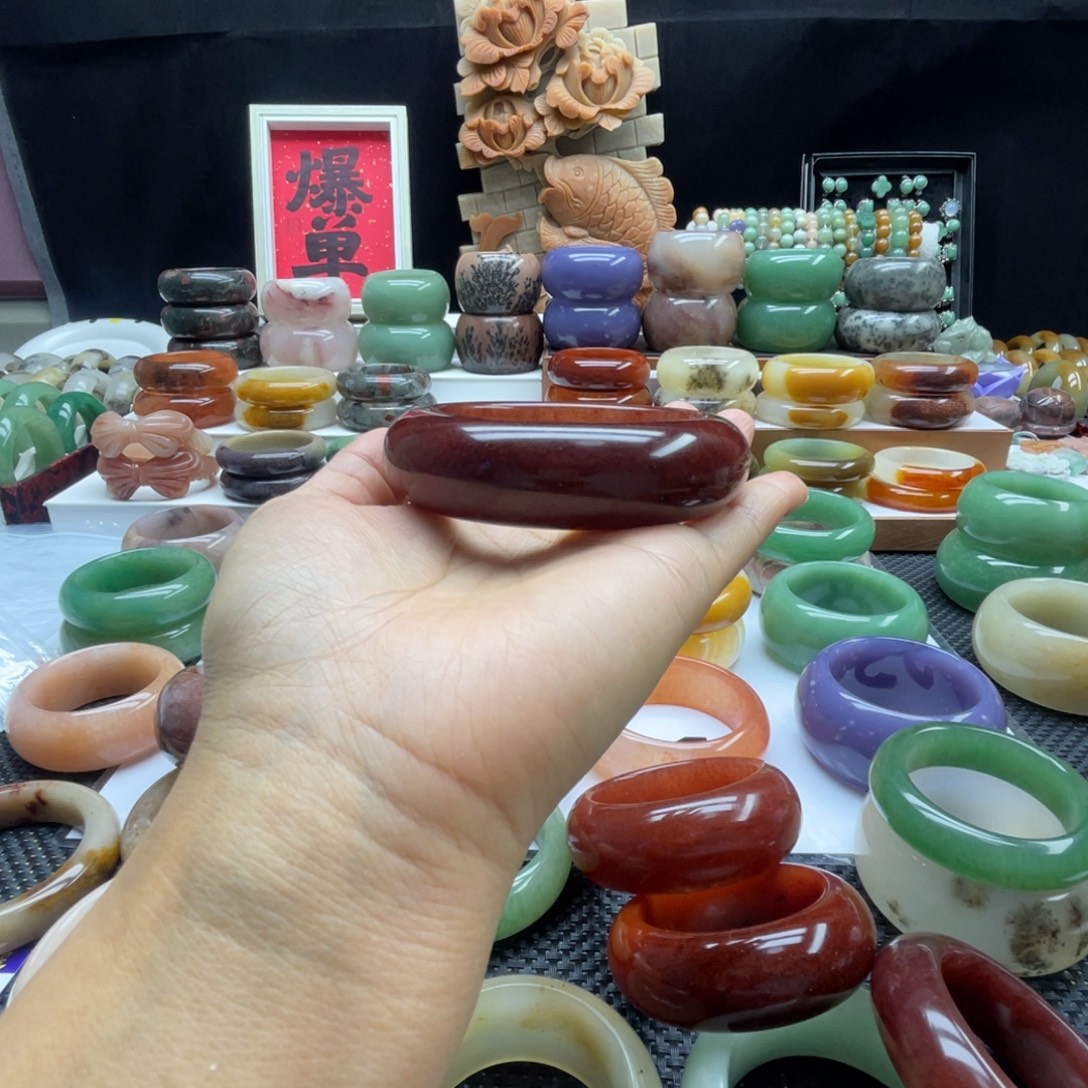 如***夏石英岩玉未镶嵌手镯