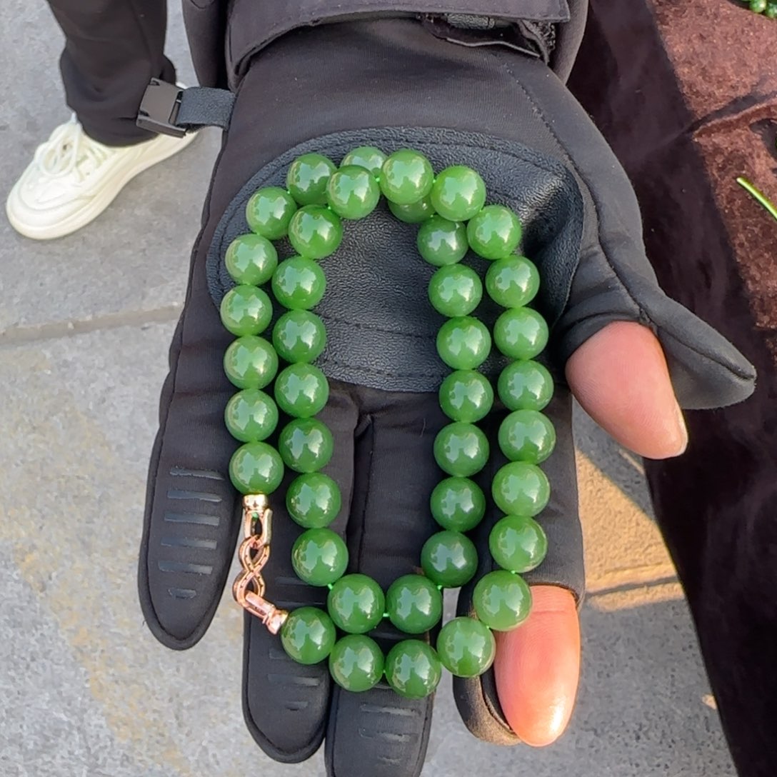 和田玉未镶嵌颈饰卡十二阳绿