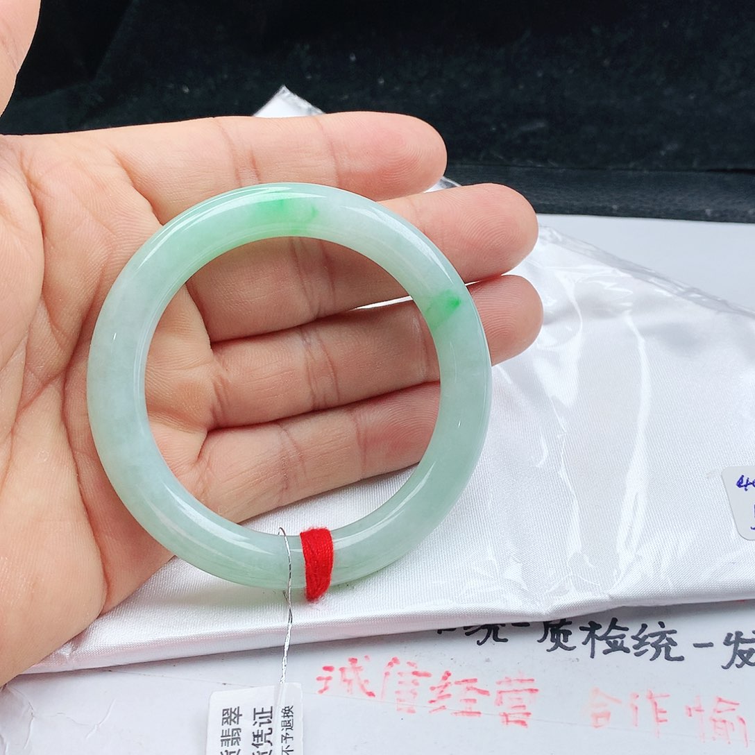 翡翠手镯未镶嵌下***觉天然翡翠手镯