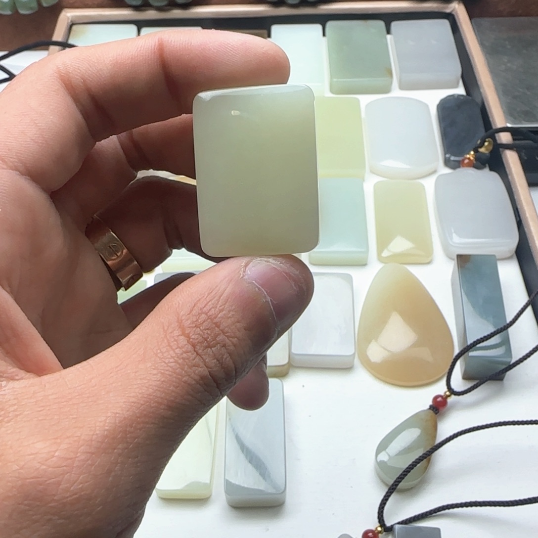 和田玉未镶嵌颈饰棉***候