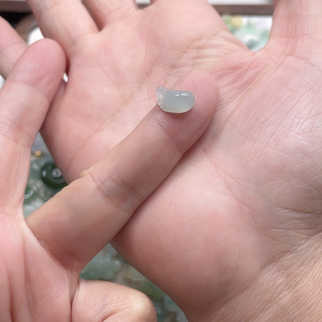 翡翠未镶嵌颈饰小脚丫