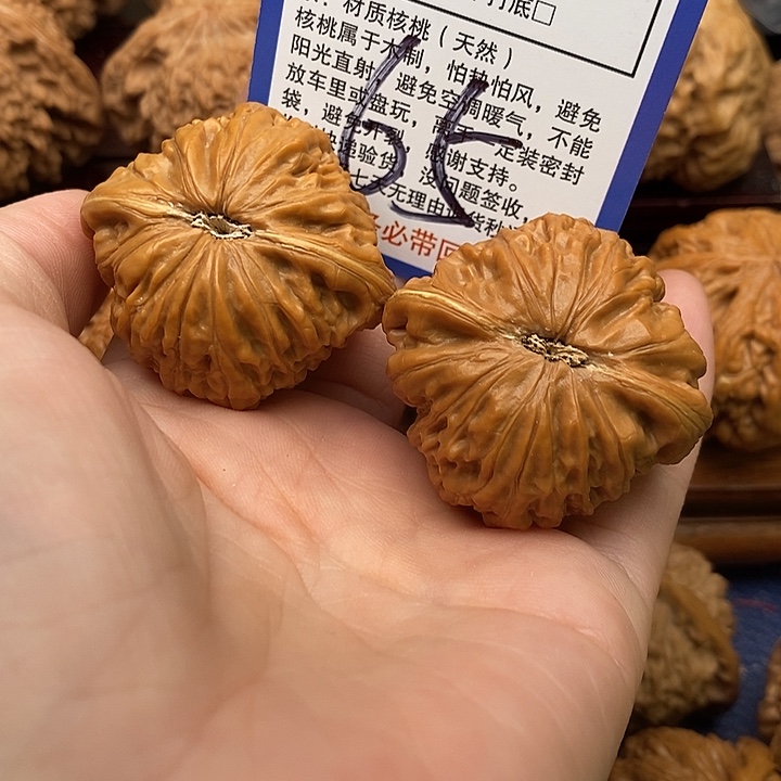 用***8桃核吊坠铁锤狮子头41