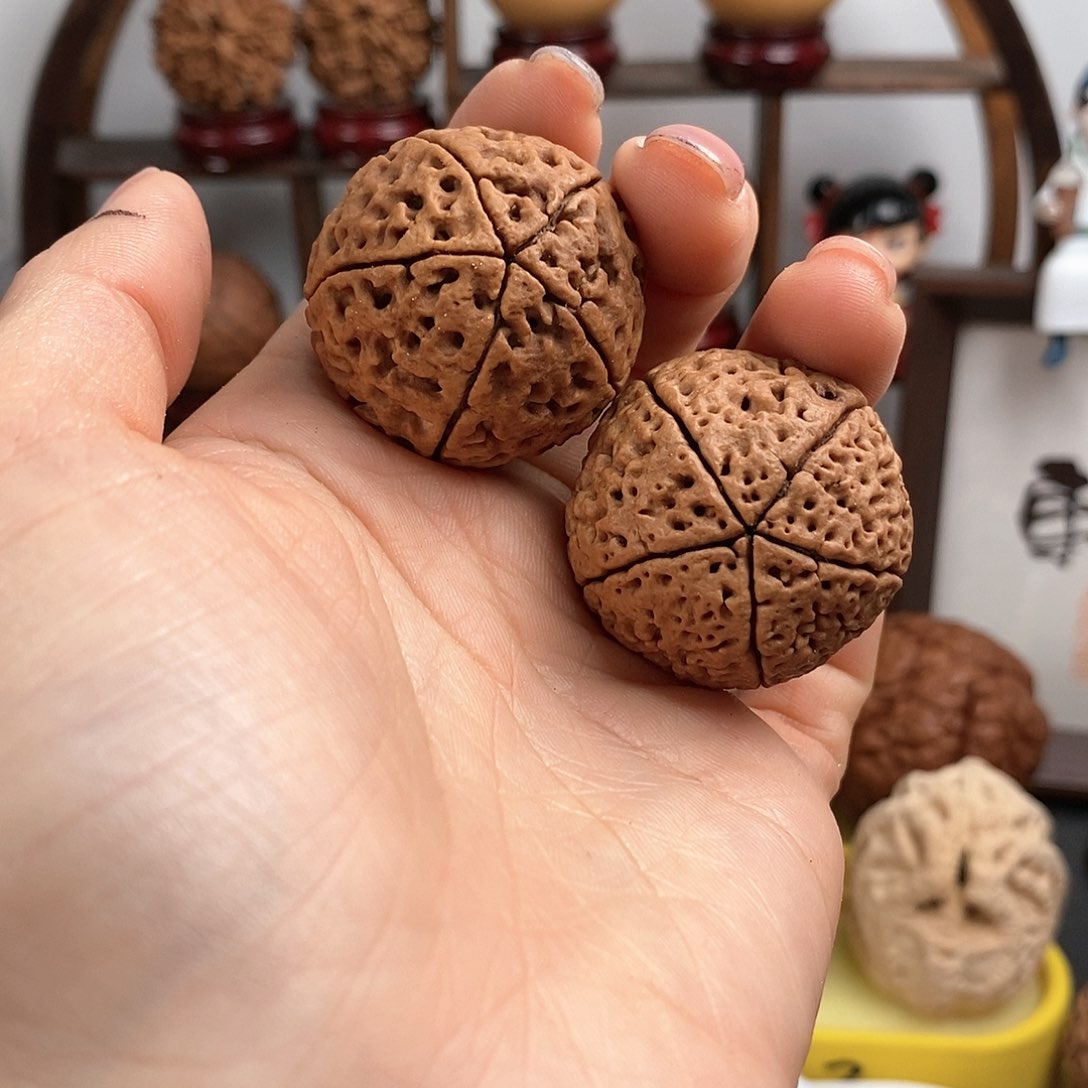 文玩核桃把件五瓣金刚35瑕