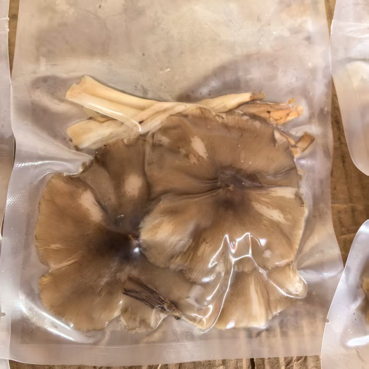 黑鸡枞  （冰切 ）不知道什么样 看图片 洗干净冰冻发货
