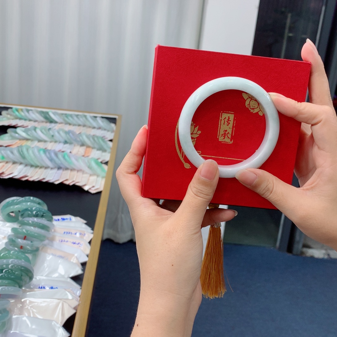 静***翡翠未镶嵌手镯买断