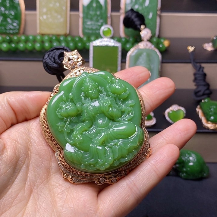 颈饰18K金镶嵌和田玉（糖玉）P***?