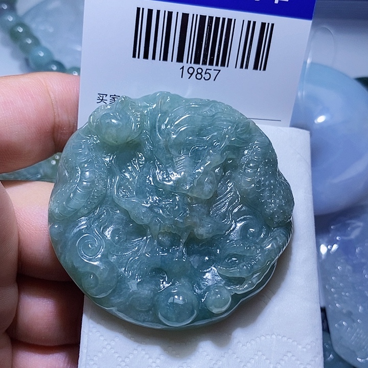 颈饰未镶嵌翡翠是