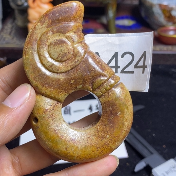 透闪石-蛇纹石玉合金颈饰