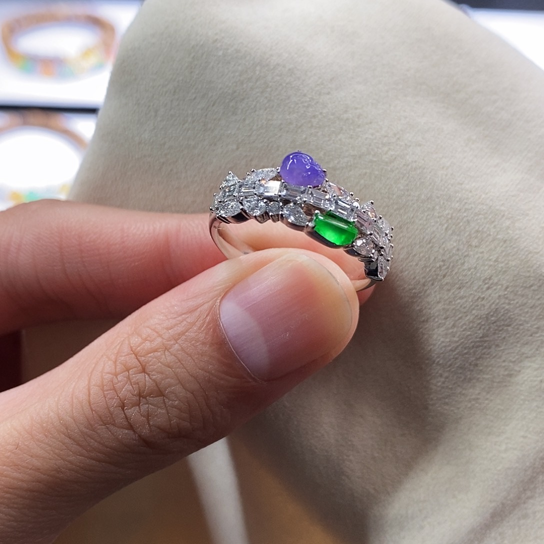 颈饰18K金镶嵌翡翠17号圈口