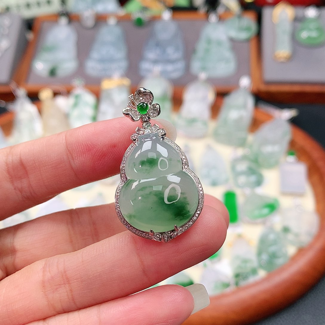 颈饰18K金镶嵌翡翠葫芦