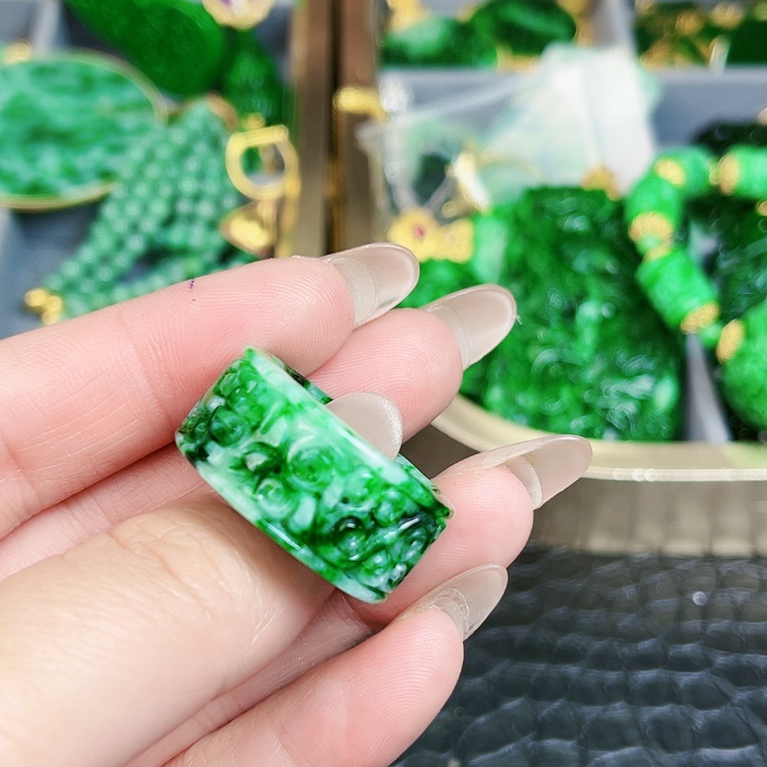 翡翠颈饰未镶嵌戒指