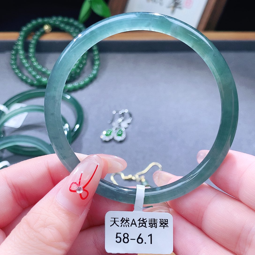 翡翠未镶嵌手镯（圆镯）