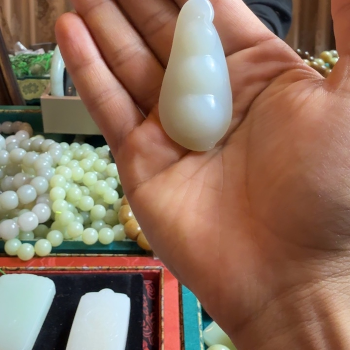 晓***文和田玉（糖玉）未镶嵌颈饰