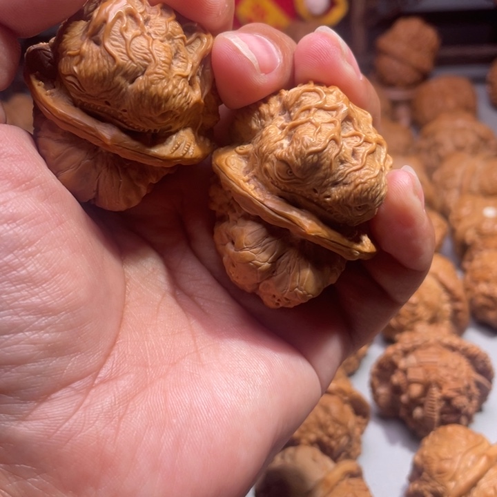 蛤蟆头雕刻的毒液金蟾