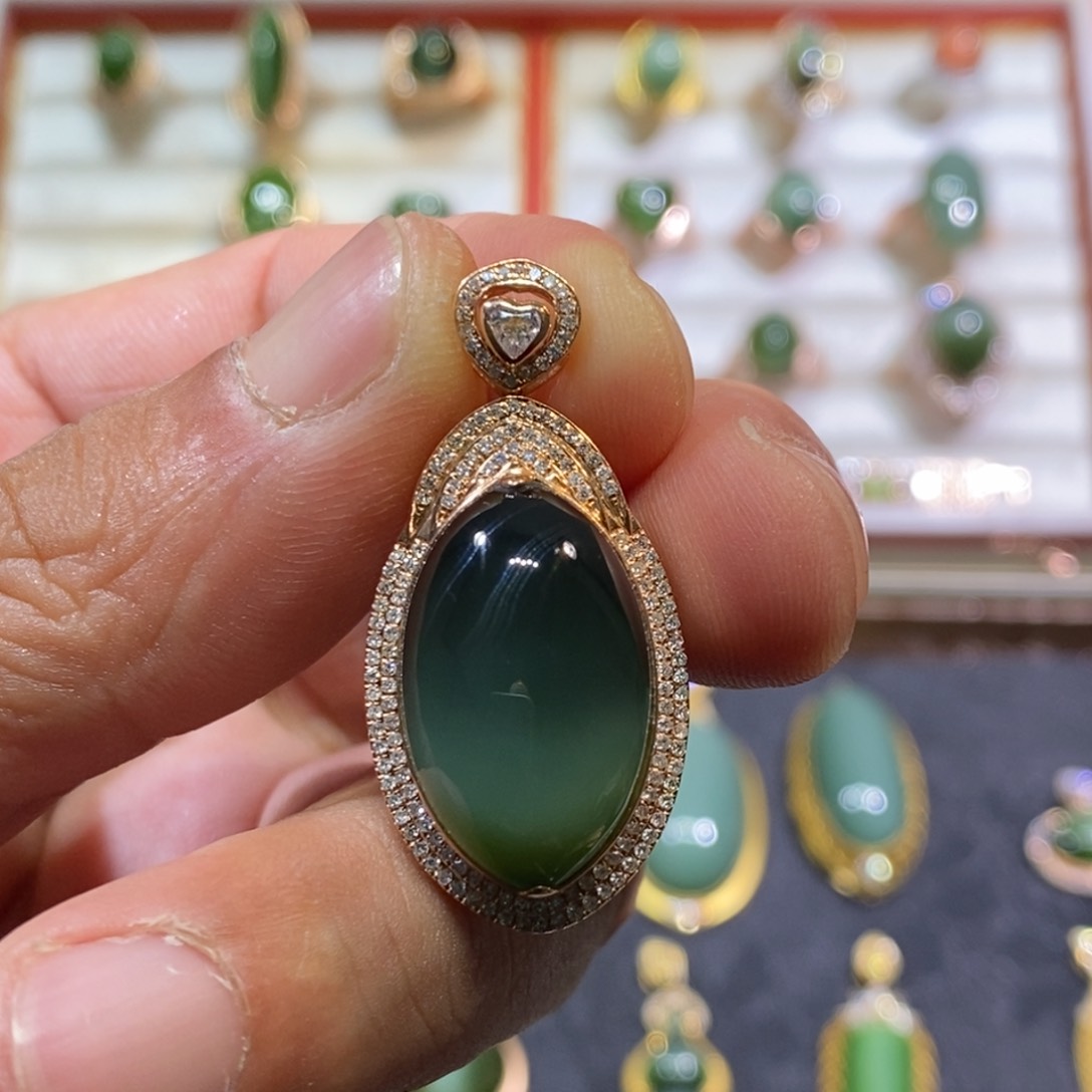 和田玉（碧玉）吊坠(不含链)18K金镶嵌风***里