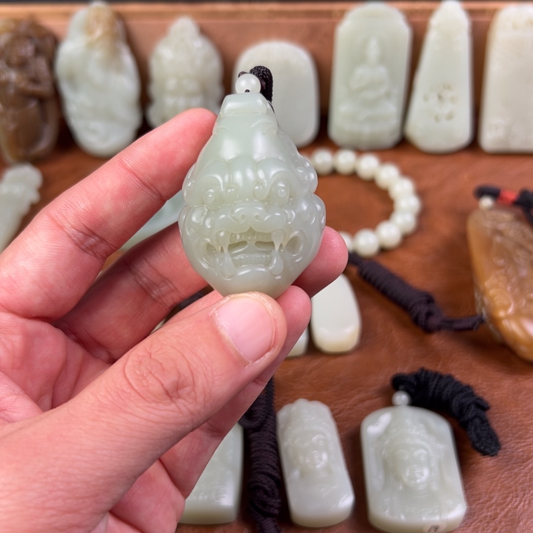 咸***甜和田玉（青白玉）未镶嵌颈饰