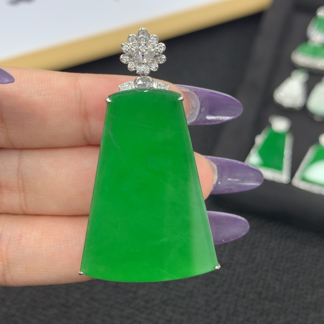 18K金镶嵌翡翠耳饰无事牌