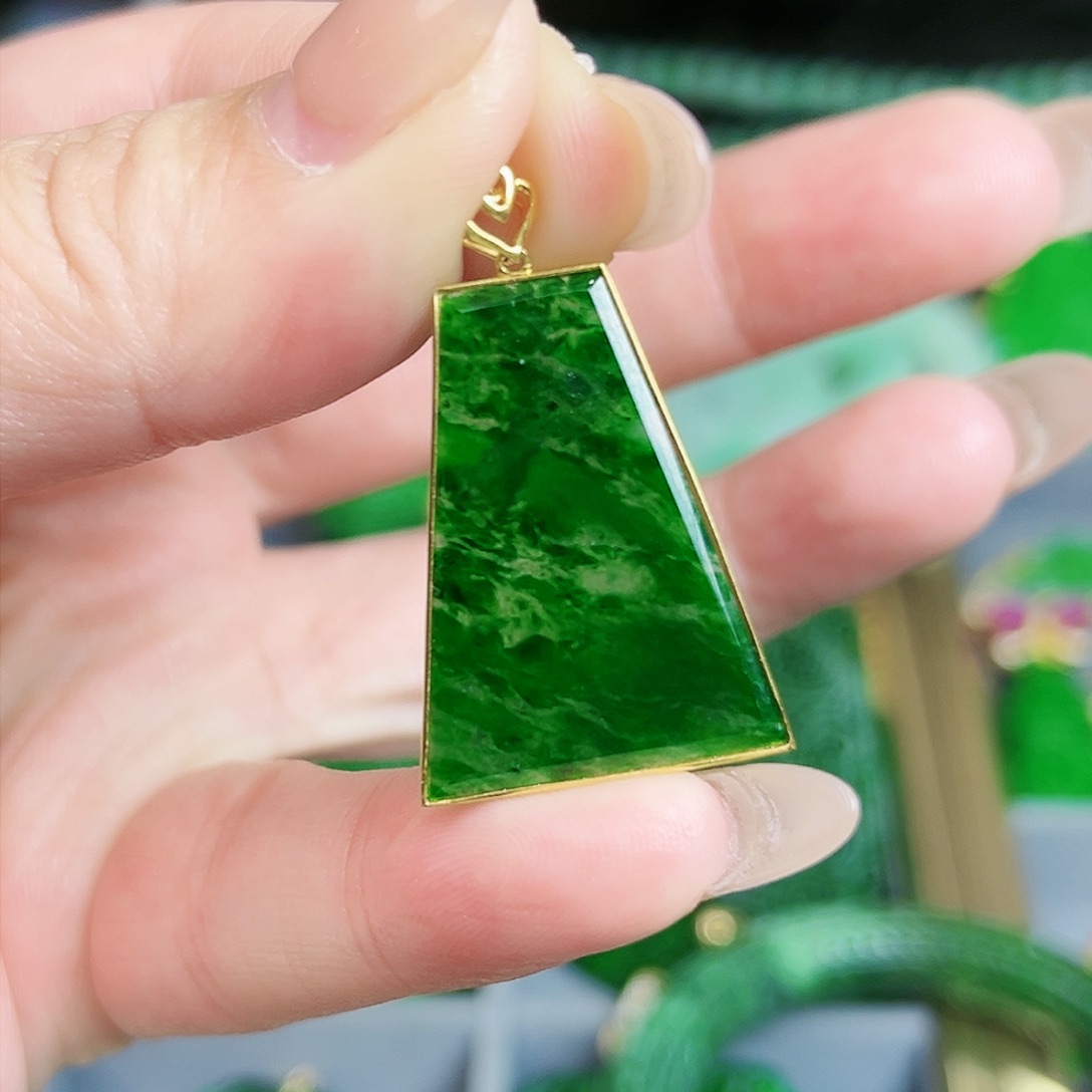 翡翠颈饰18K金镶嵌吊坠