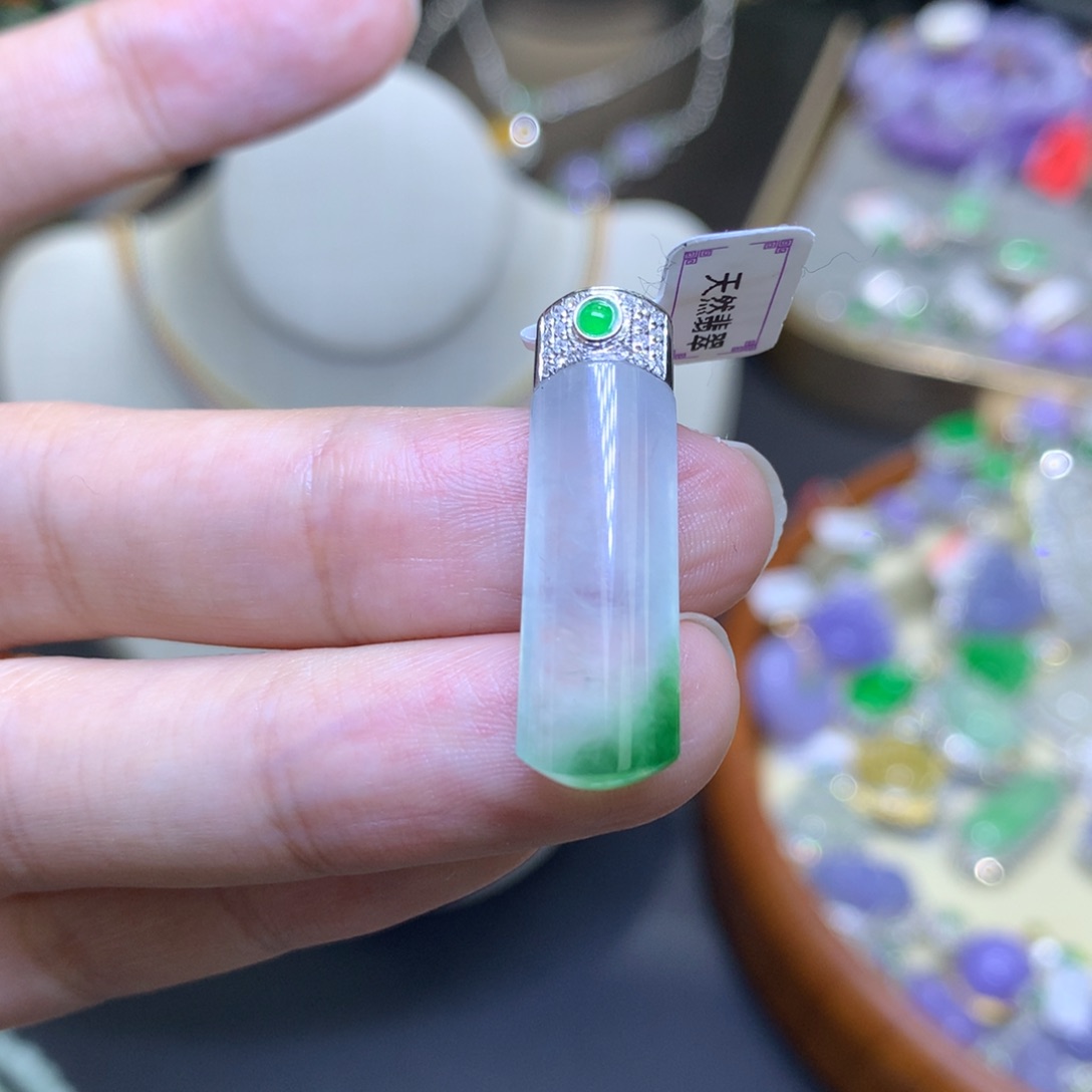 颈饰18K金镶嵌翡翠