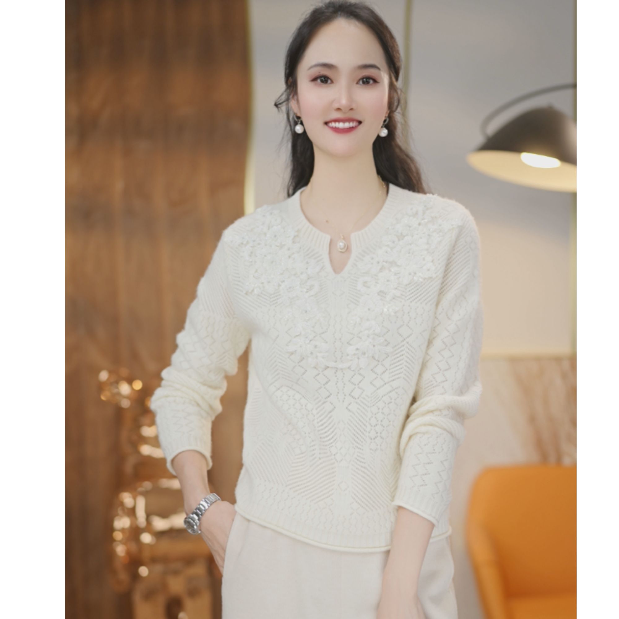 （百分百全羊毛）气质软糯亲肤重工设计感刺绣V领上衣229220