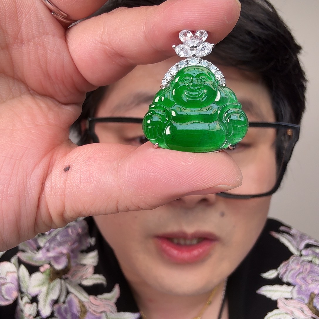 翡翠未镶嵌颈饰一件