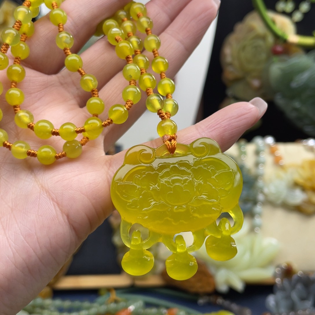 蛇纹石玉未镶嵌颈饰