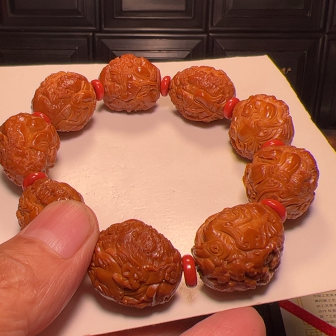 艾****橄榄核手串八仙祝寿