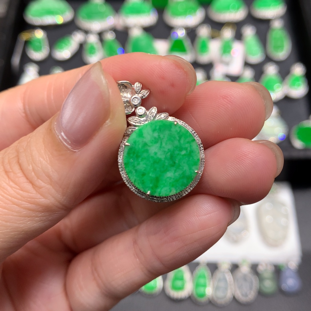 沐***梓翡翠18K金镶嵌吊坠(不含链)有棉