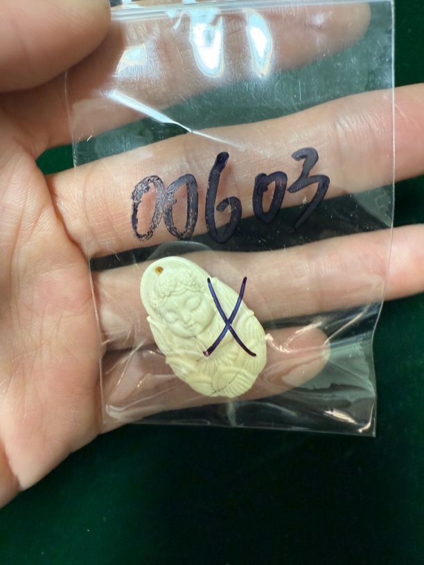 00603猛犸牙度母雕刻牌配饰瑕疵