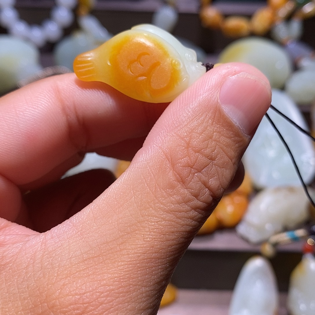 和田玉未镶嵌吊坠(赠链)