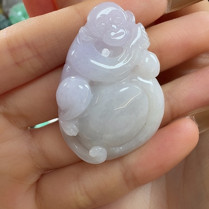 翡翠未镶嵌颈饰猴子抱桃