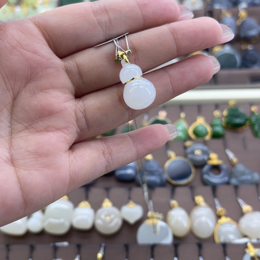 和田玉18K金镶嵌吊坠(赠链)