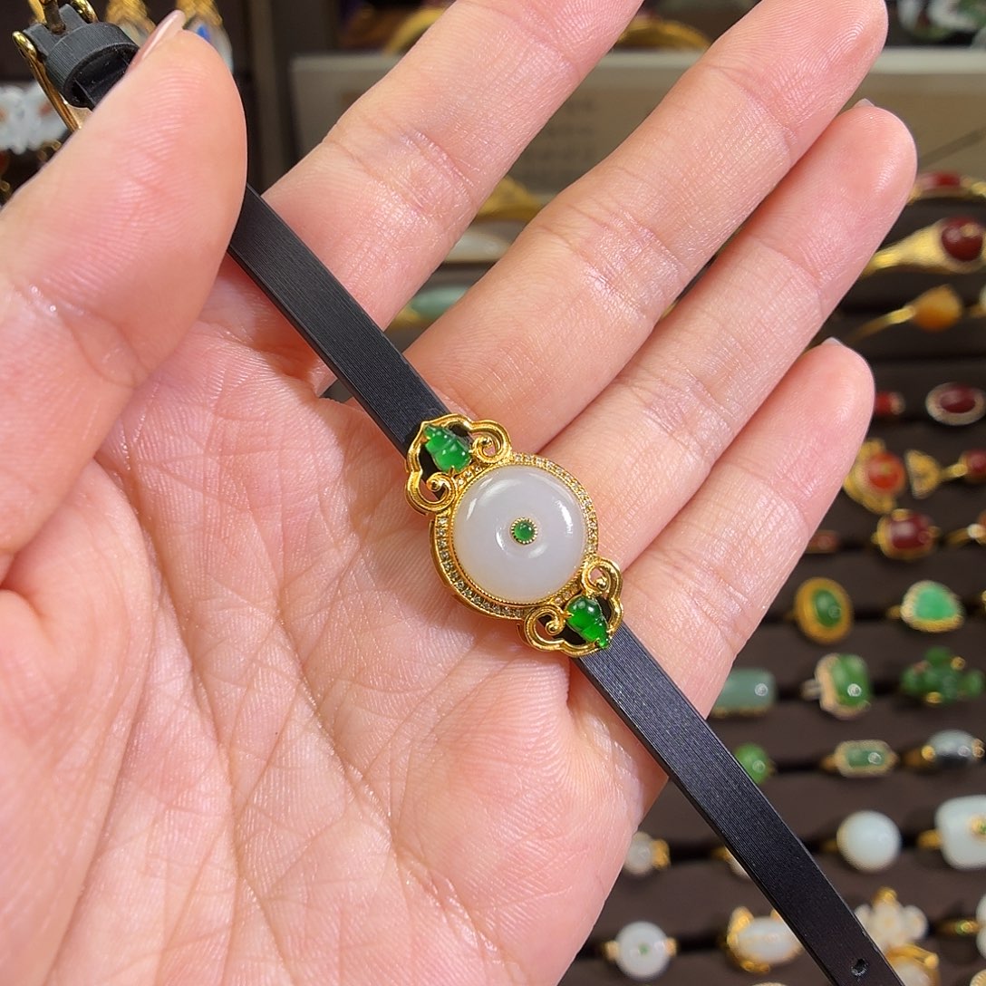 颈饰18K金镶嵌和田玉