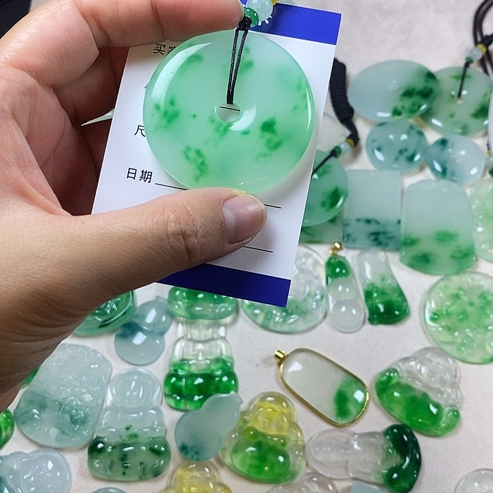 啊***森翡翠未镶嵌颈饰平安扣