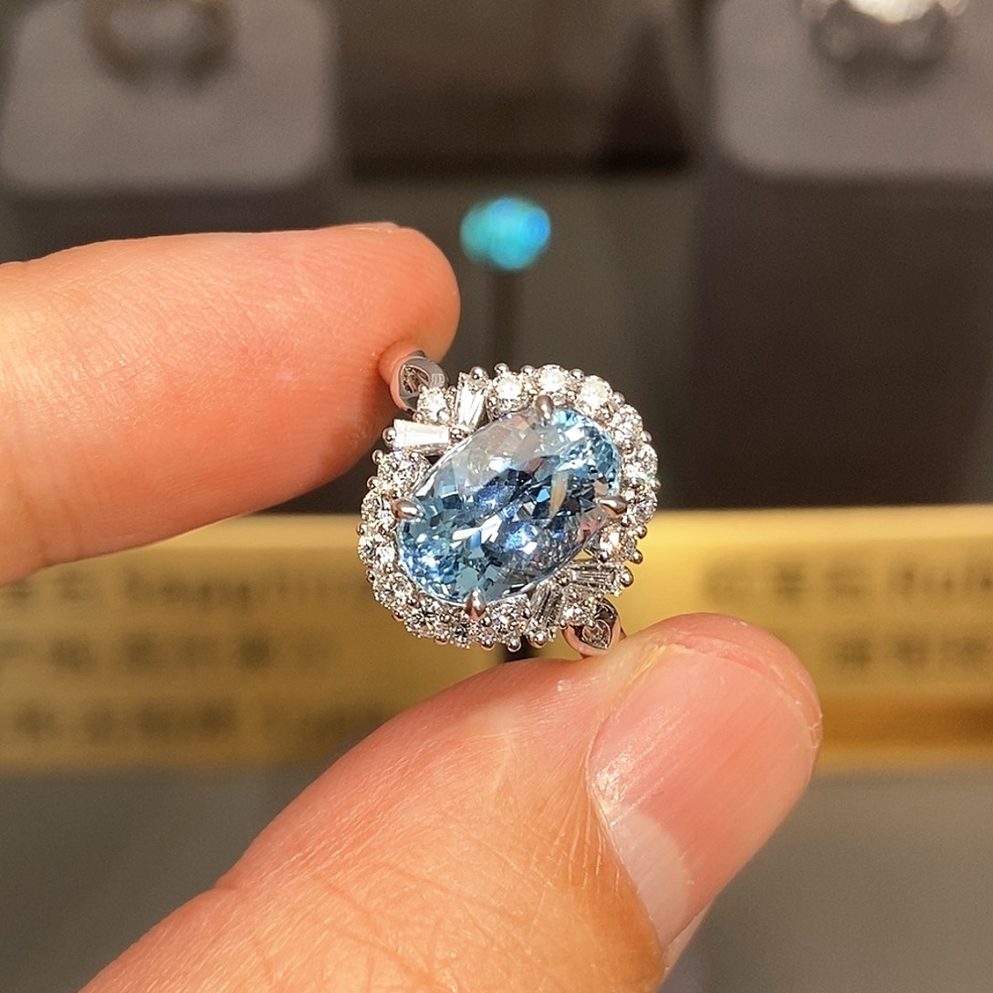 海蓝宝石戒指18K金镶嵌3.05克拉