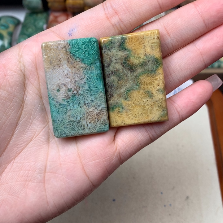 1***1硅化玉合金颈饰珊瑚玉无事牌吊坠：271