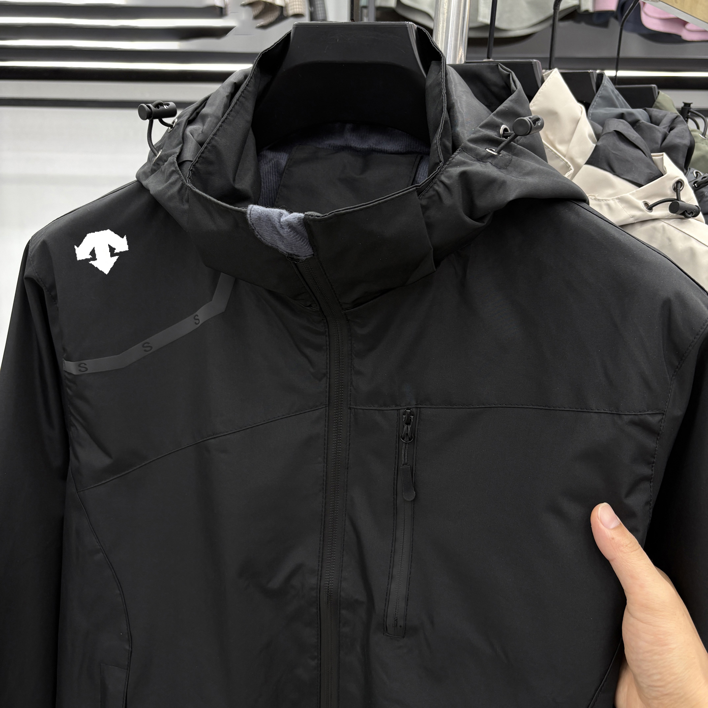 【专柜同款】迪桑家可拆卸帽防风防水情侣款日常户外运动冲锋衣外套