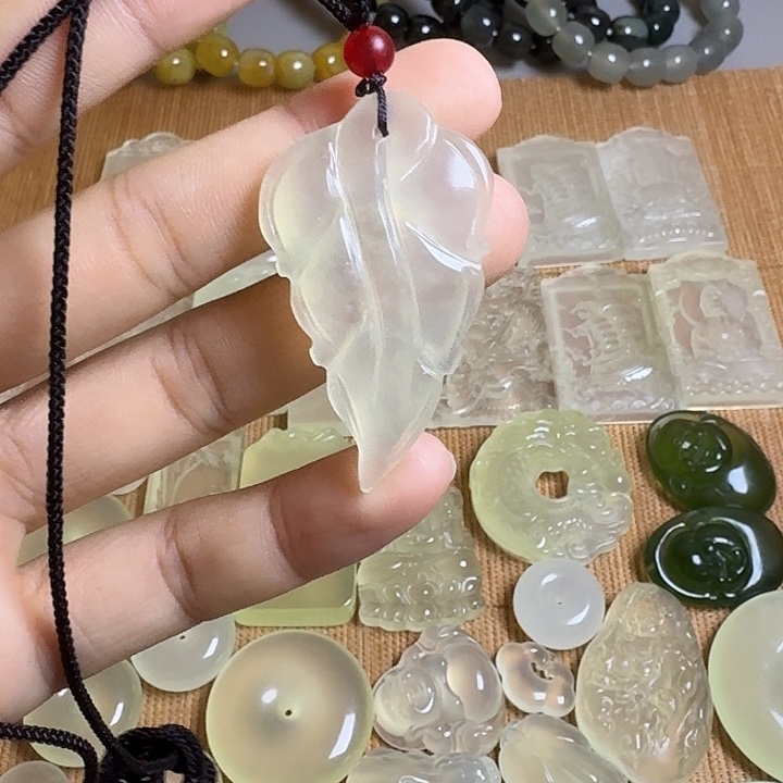 蛇纹石玉未镶嵌颈饰