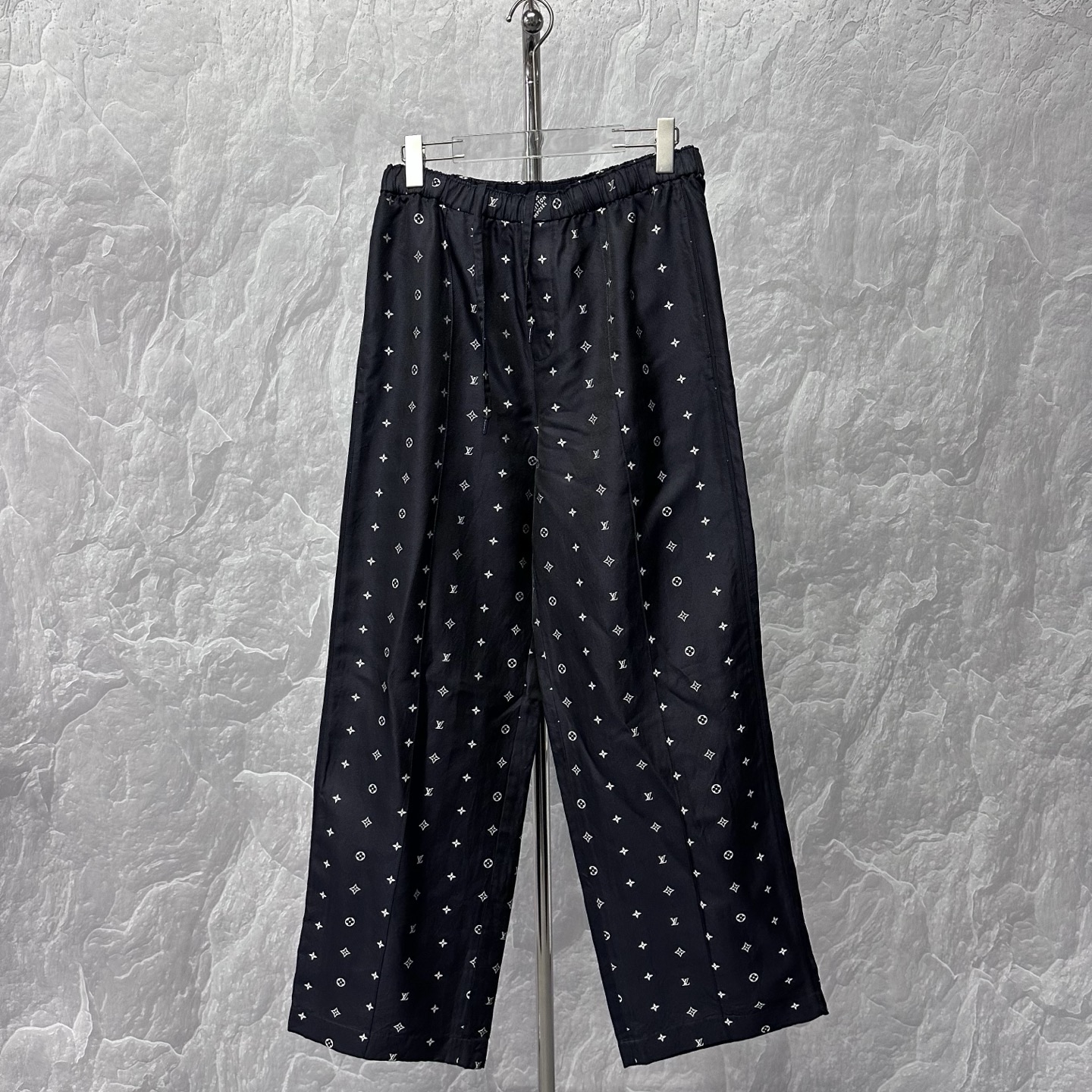 99新 LouisVuitton/路易威登  FW25满印桑蚕丝长裤 48码 O00640