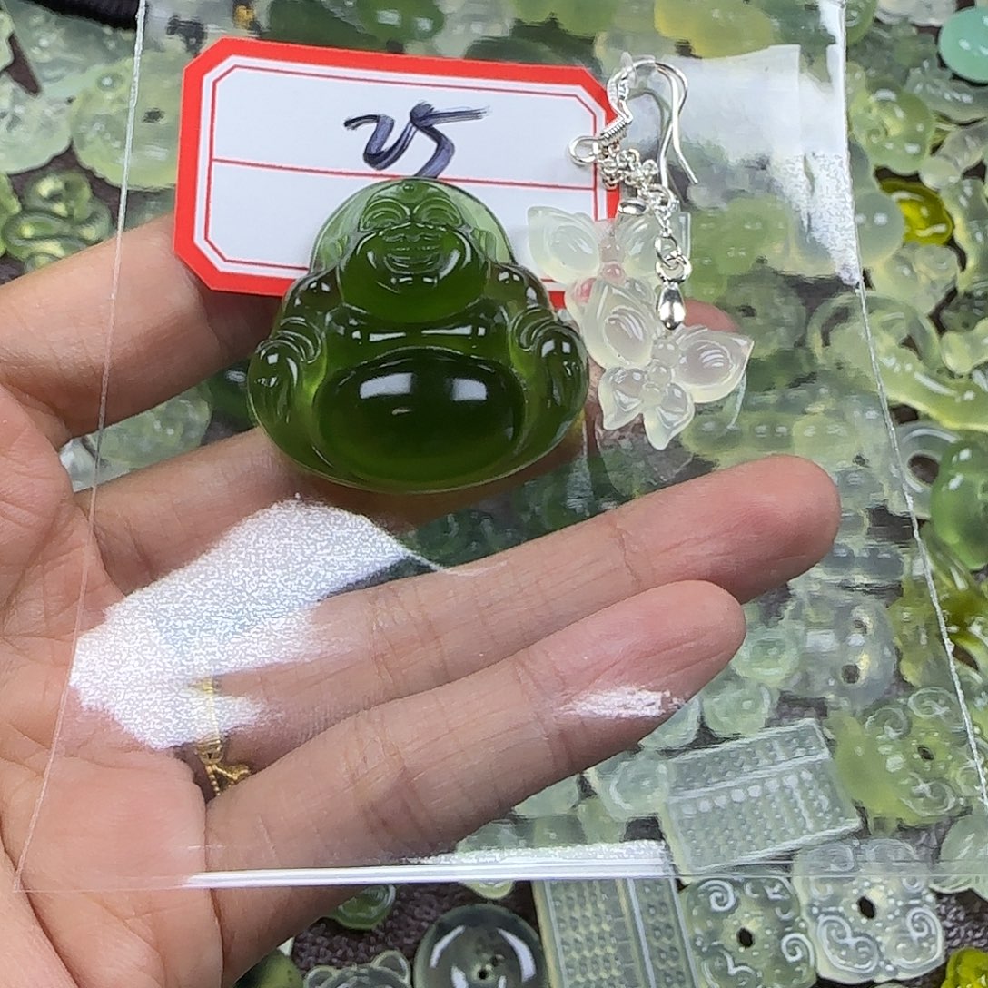 疯***扯蛇纹石玉未镶嵌岫玉吊坠