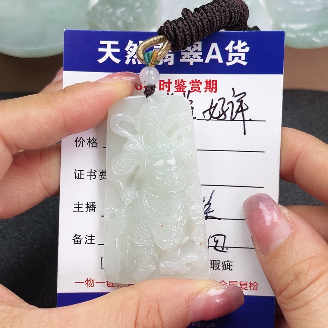 翡翠未镶嵌颈饰    