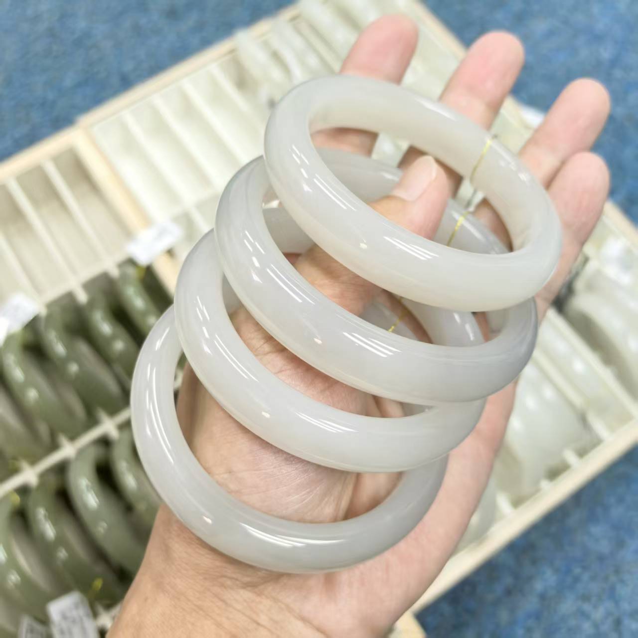 天然和田玉手镯精美时尚气质有瑕款多样性发货其一28