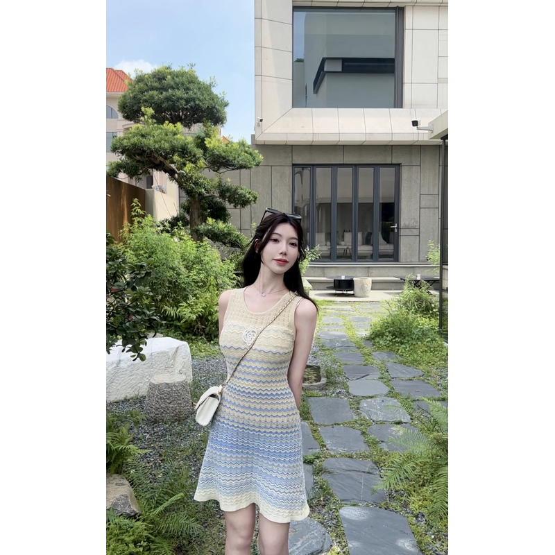 气质山茶花小香风渐变条纹修身圆领针织连衣裙2025夏季新款女装潮