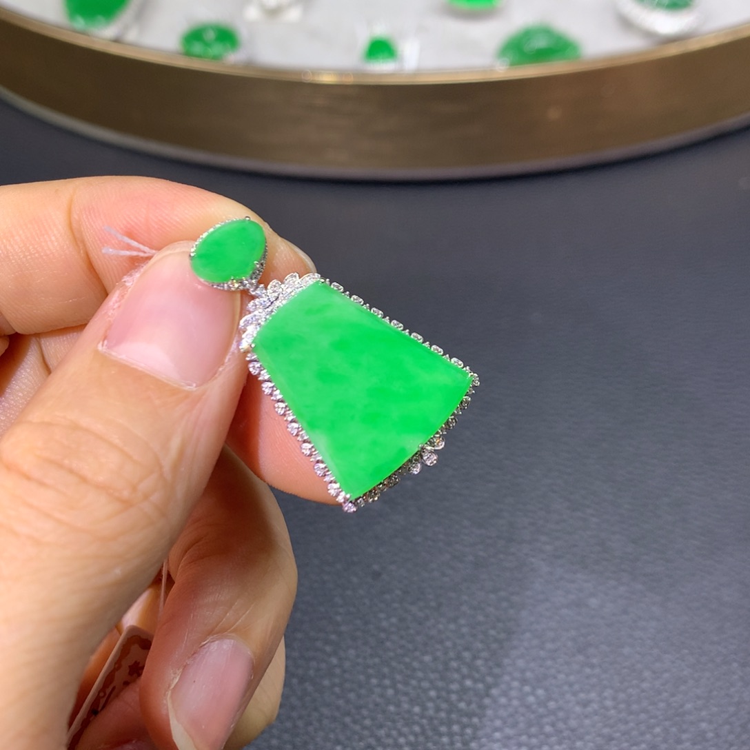 翡翠颈饰18K金镶嵌翡翠